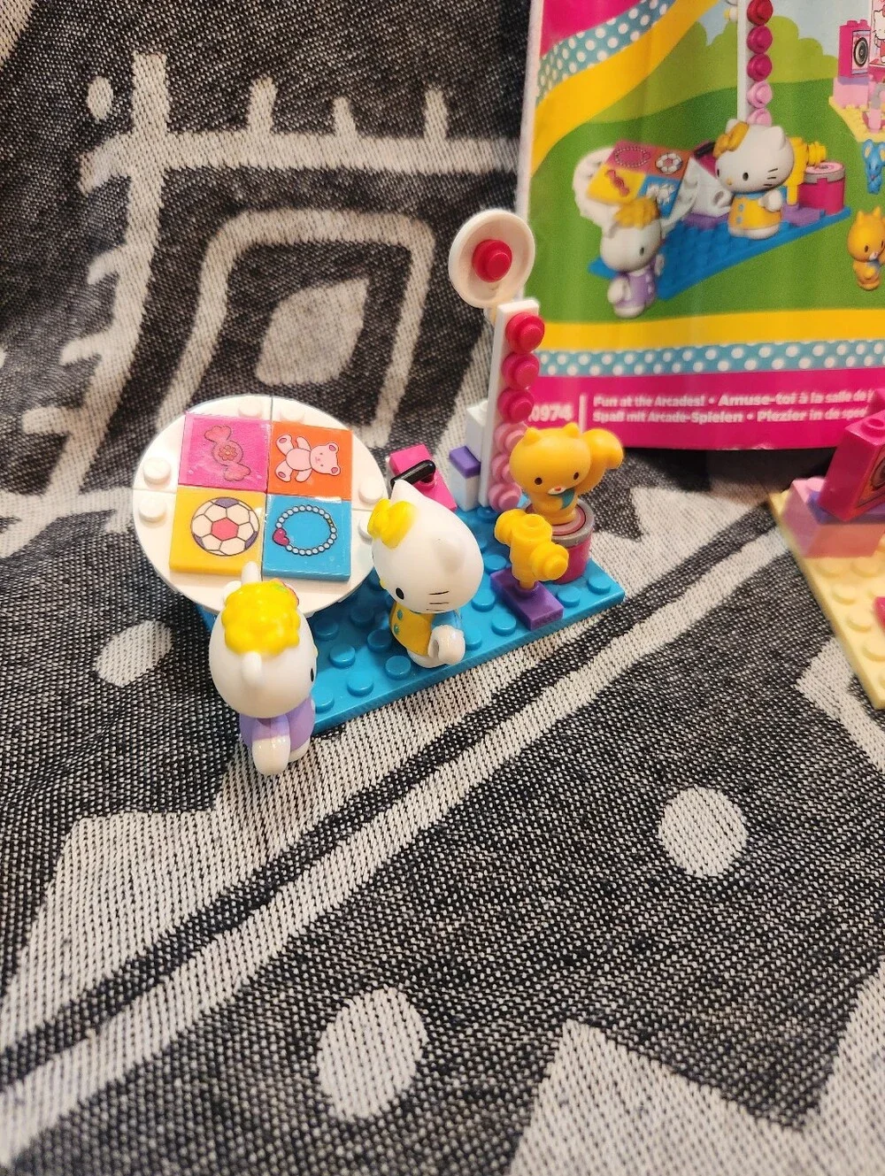 Hello Kitty Mega Bloks Fun At The Arcades 7 Minifig Playset 10974 -  Complete